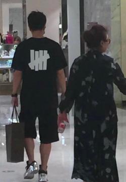 贾乃亮妈妈罕见现身，身高170阔太范十足，儿子乖巧等待不玩手机 