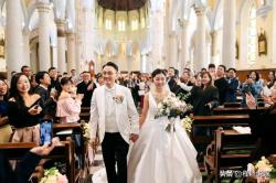 “娱圈证王”卫诗雅官宣和男友结婚，霍汶希携英皇艺人纷纷祝福 