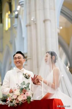 “娱圈证王”卫诗雅官宣和男友结婚，霍汶希携英皇艺人纷纷祝福 